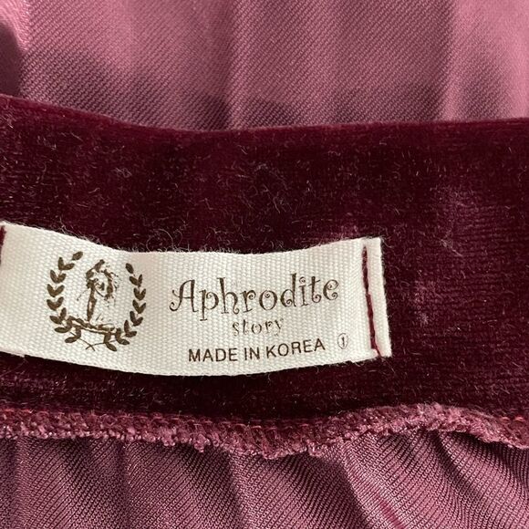 🟢Aphrodite Story Long Maroon/plumb Pleated Velvet Skirt Size 1 - Picture 3 of 5